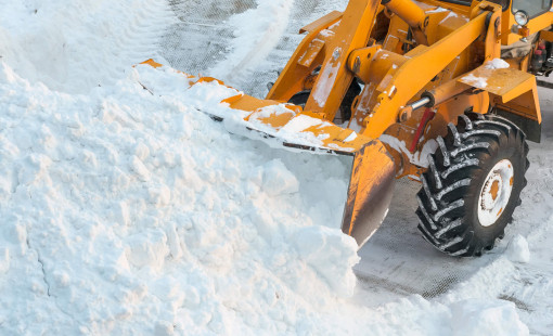 Уборка снега трактором в Вологде