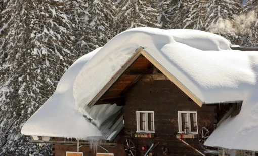 Чистка крыши от снега в Вологде