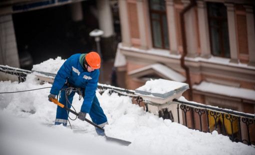 Заказать уборку снега с крыш зданий в Вологд