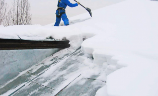 Уборка снега с крыш: особенности процедуры, техник